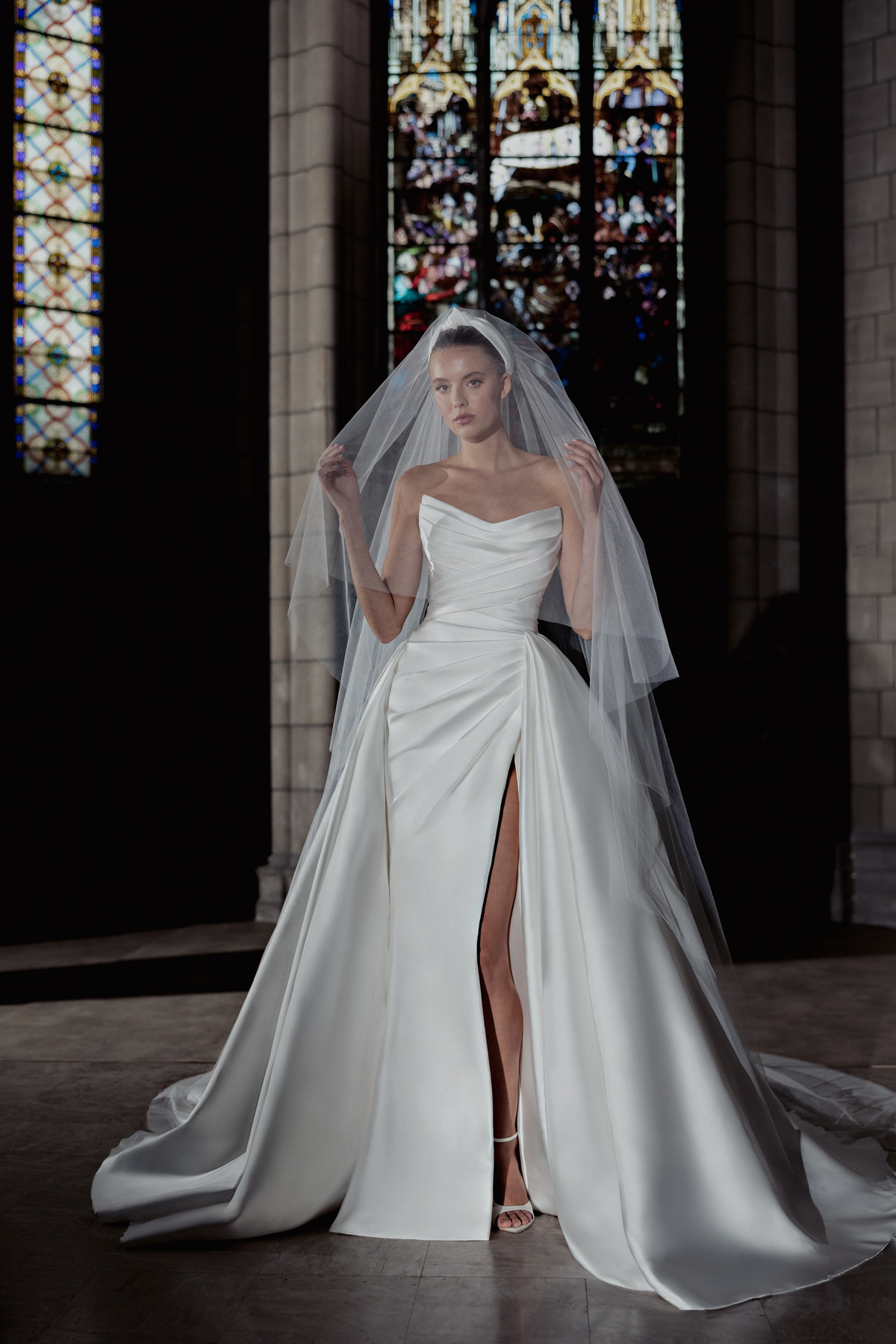 Strapless A-lijn trouwjurk Harmony van Zuhair Murad met hoge split en gedrapeerd lijfje, exclusief bij Bruidshuis Diana.