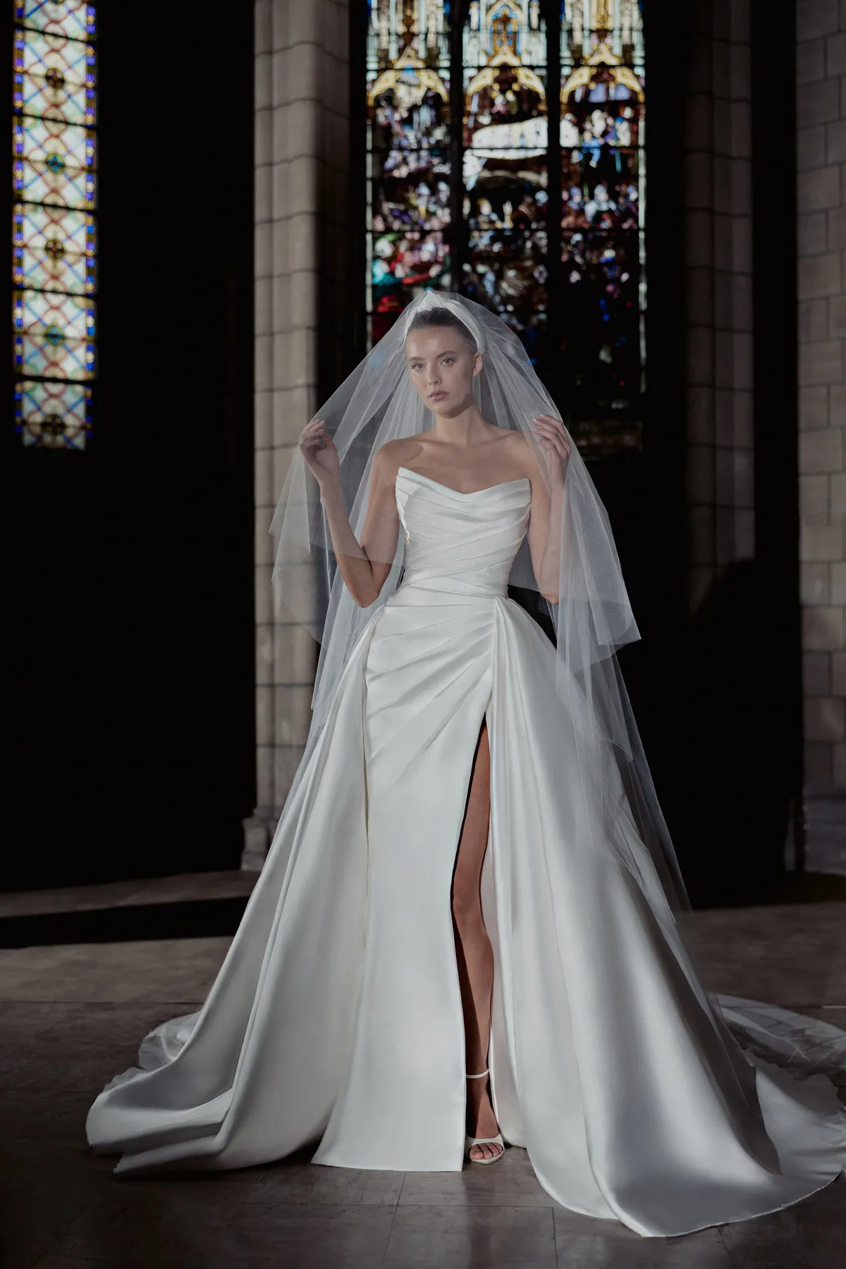 Strapless A-lijn trouwjurk Harmony van Zuhair Murad met hoge split en gedrapeerd lijfje, exclusief bij Bruidshuis Diana.