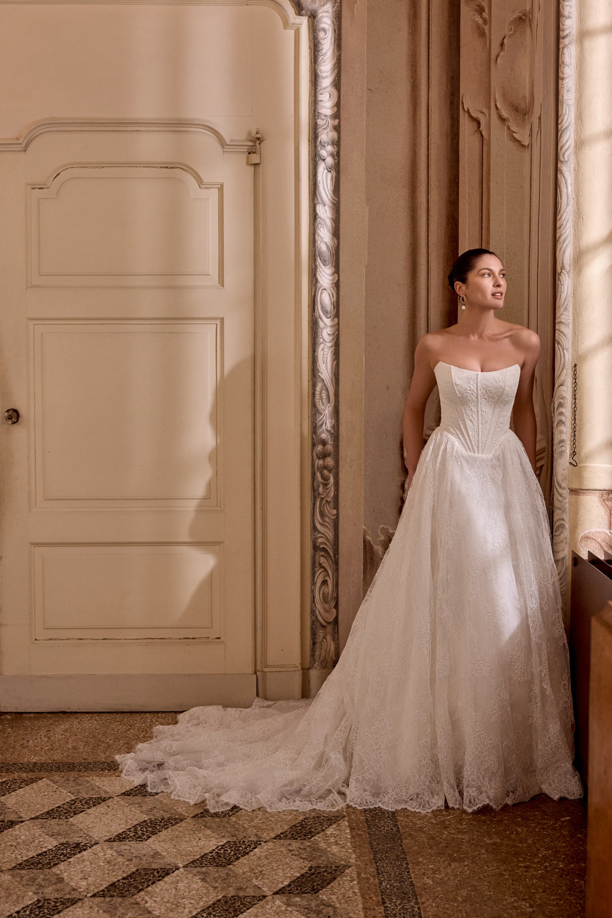 A-lijn trouwjurk Leight van Pronovias van kant. Vooraanzicht van het strapless korsetlijfje met zichtbare baleinen.