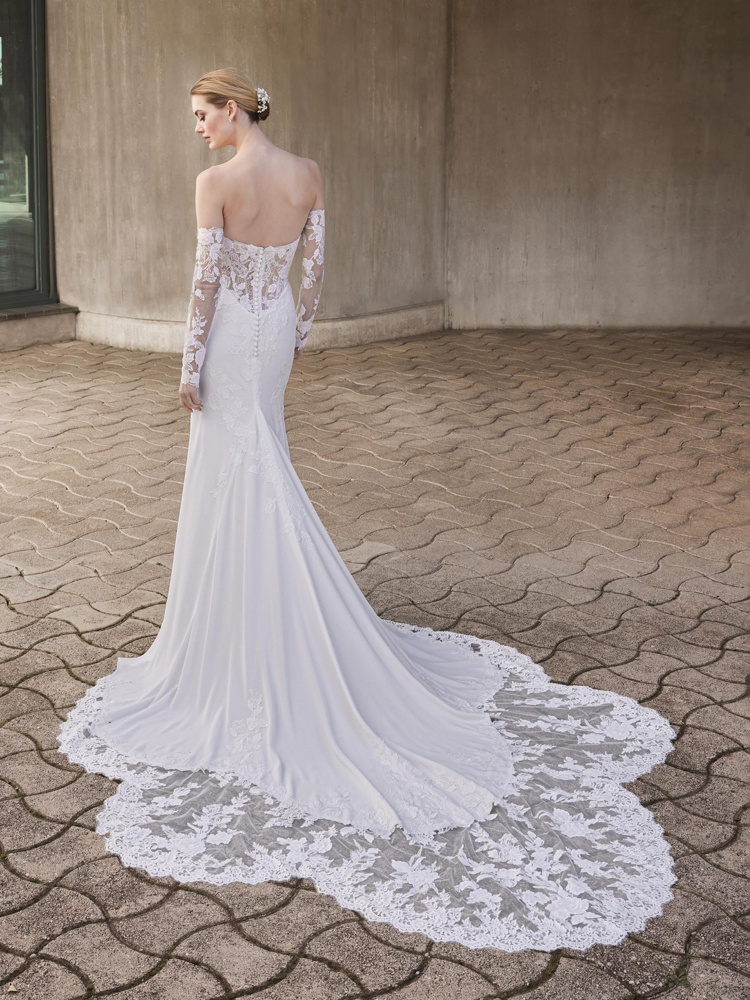 Trouwjurk met lage rug en off-shoulder mouwen Anok van Pronovias. Achteraanzicht van deze zeemeermin jurk met kanten sleep.