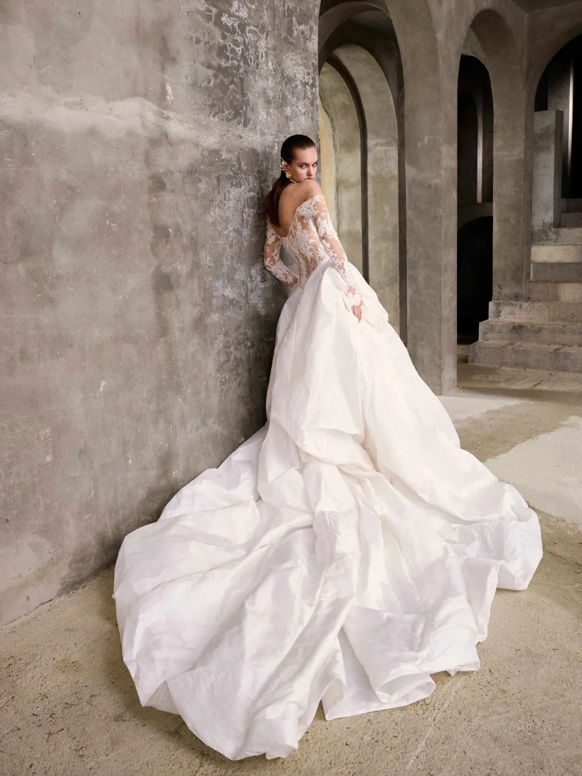 Trouwjurk met open rug Leonora van Galia Lahav. Achteraanzicht van de lange kanten mouwen en de volle, dramatische rok.