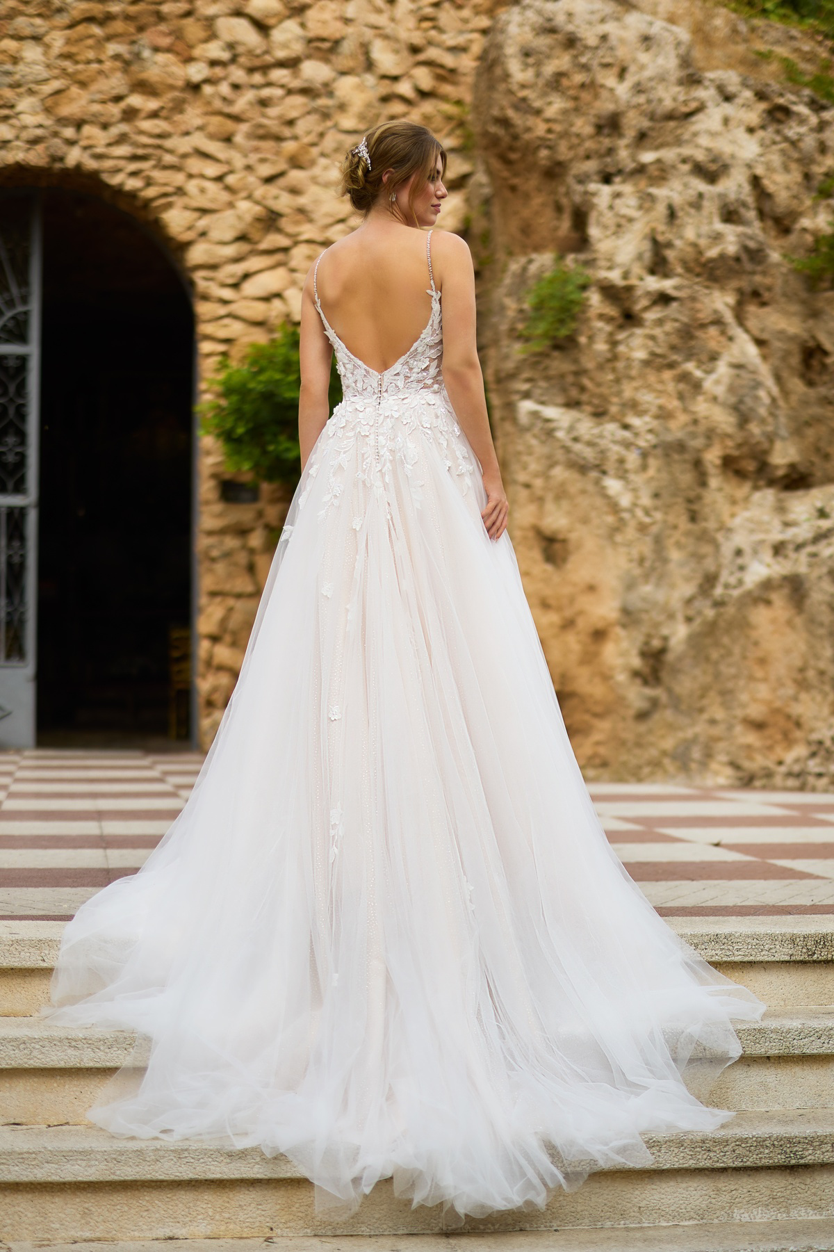 Trouwjurk met lage rug 26217 van Tres chic. Achteraanzicht van A-lijn bruidsjurk met kanten details en wijde tule rok.