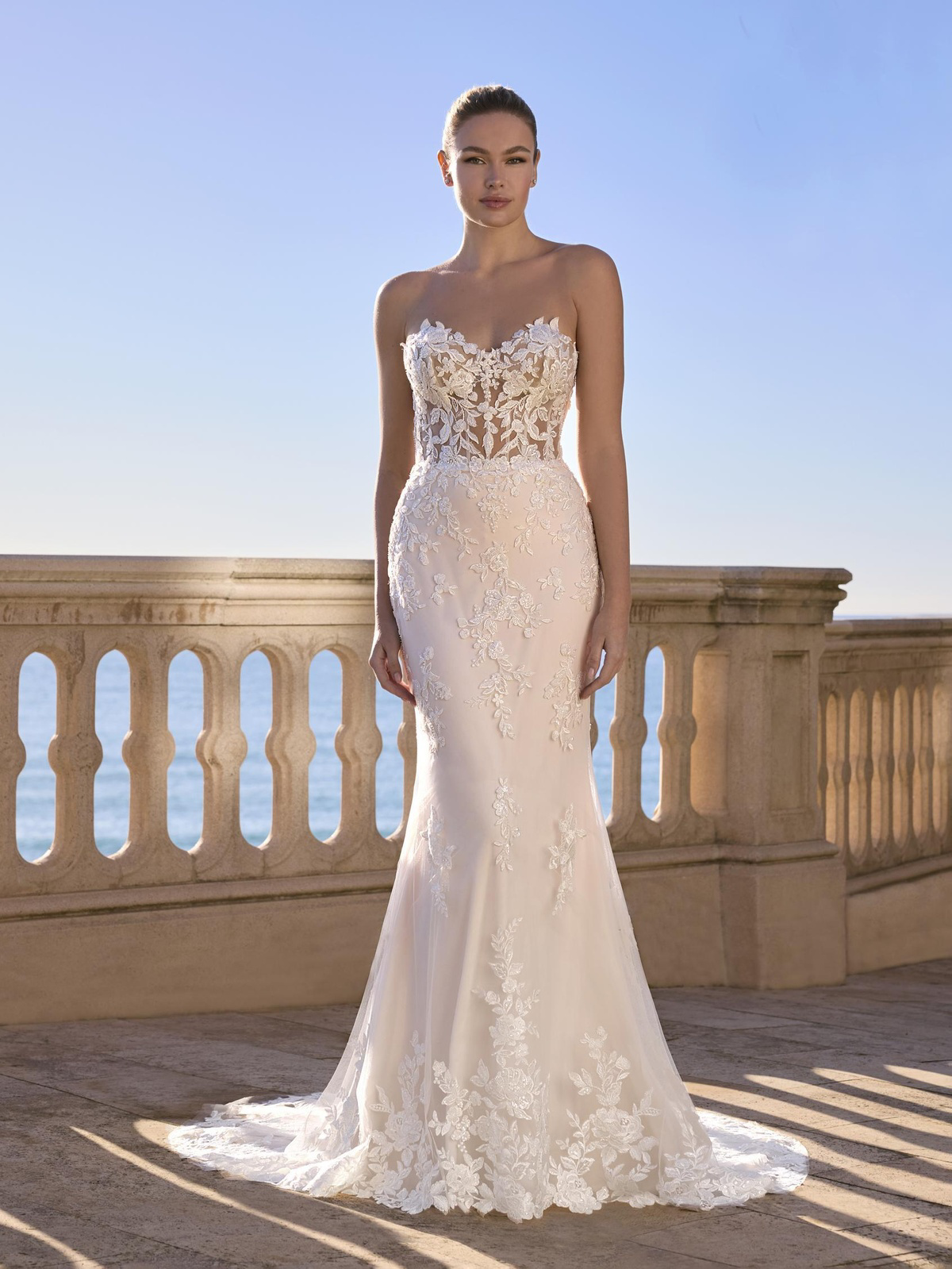 Zeemeermin trouwjurk Fjura van Ladybird. Vooraanzicht van het strapless see-through korsetlijfje met kant en baleinen.