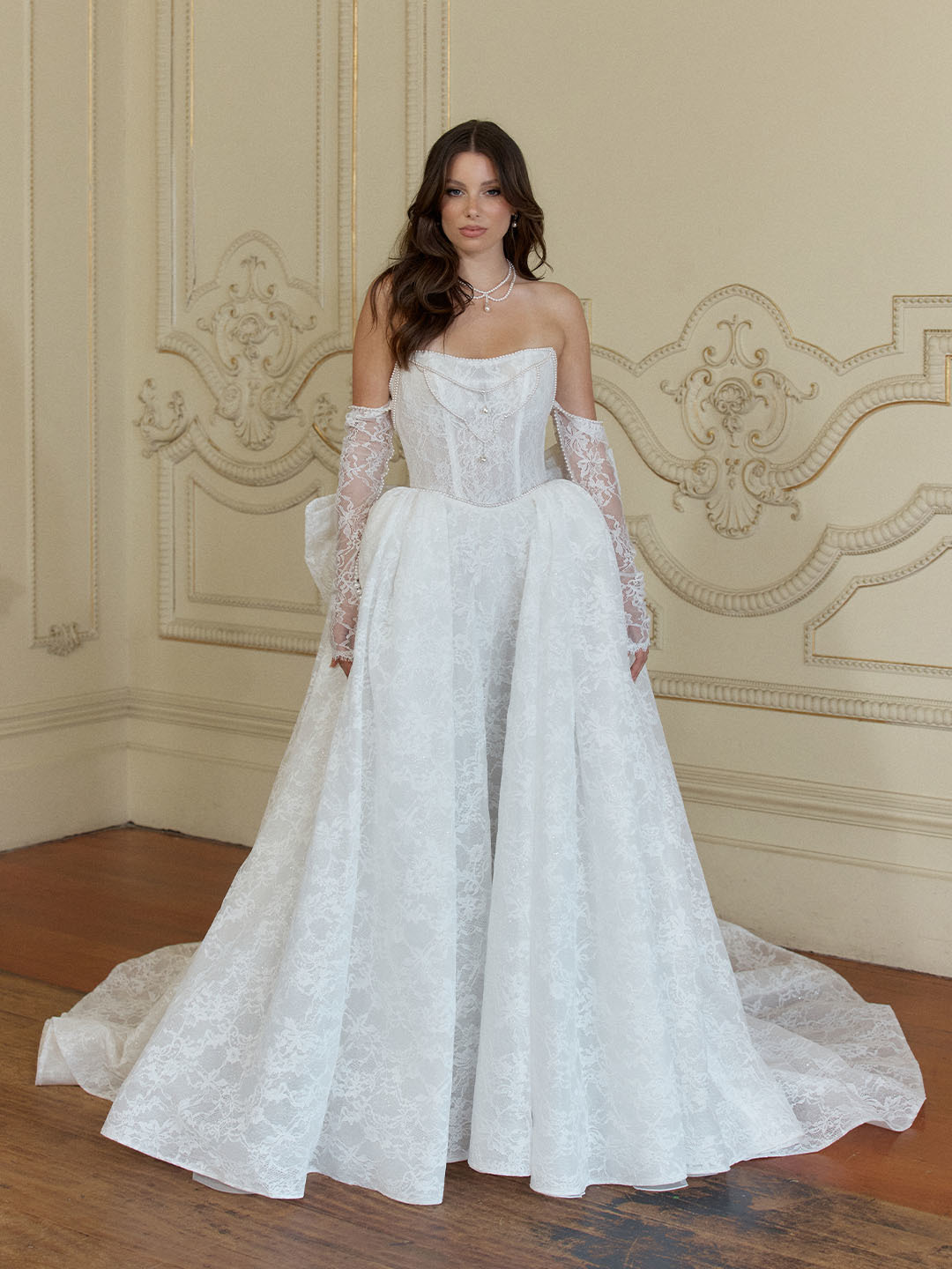 Prinsessen trouwjurk Vivonne van Jeune by Madi Lane, vooraanzicht met strapless kanten lijfje. Verkrijgbaar bij Bruidshuis Diana.