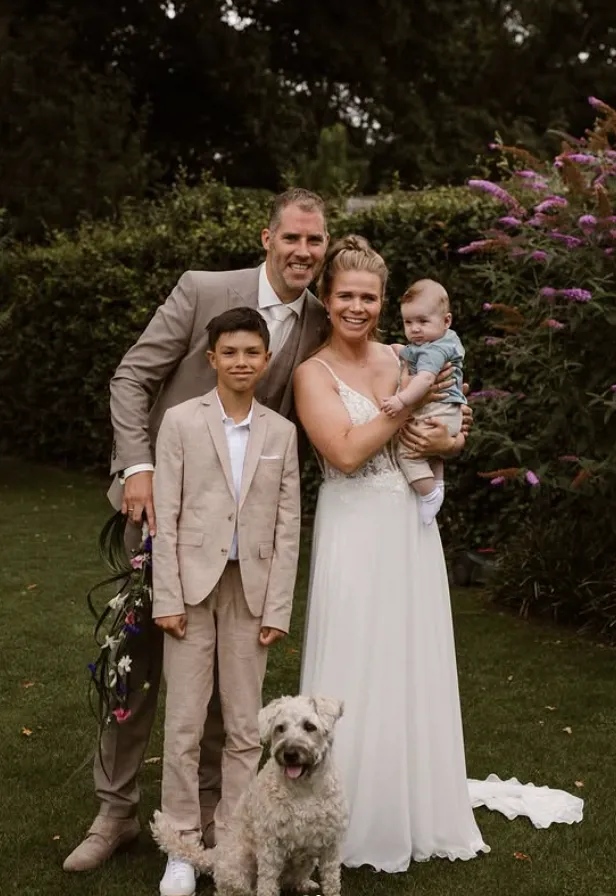 Kika van Es met gezin op eigen bruiloft