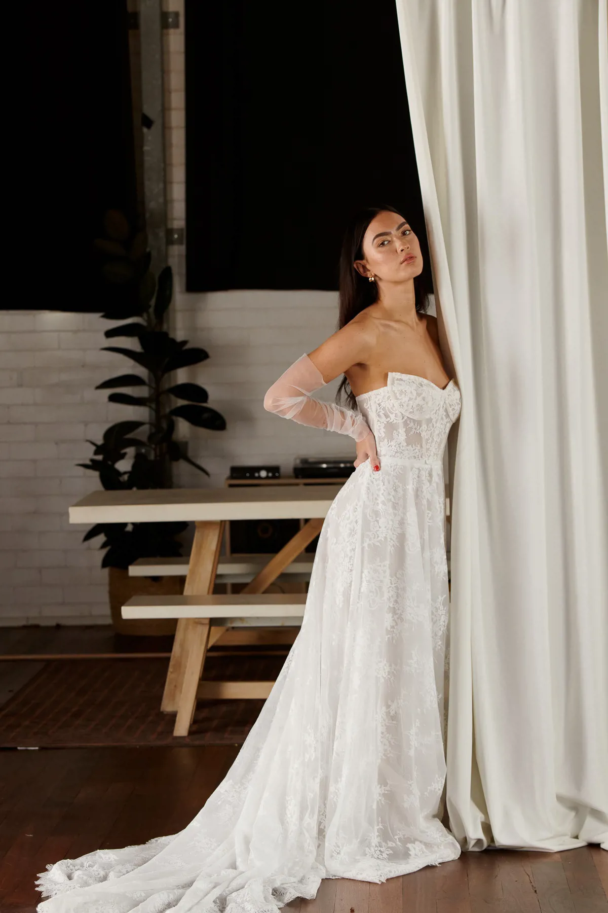 A-lijn trouwjurk met kant 23203 van Cizzy Bridal. Vooraanzicht van de strapless jurk met sweetheart korsetlijfje.