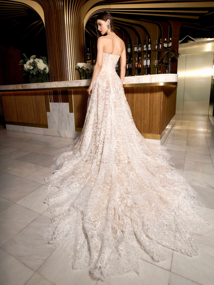 A-lijn trouwjurk Martini van Galia Lahav. Achteraanzicht van de strapless jurk, volledig van kant met een zeer lange sleep.