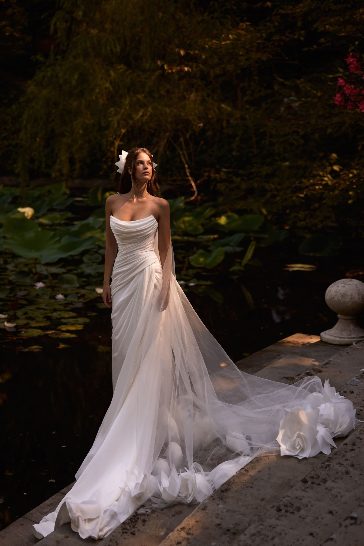 Vooraanzicht Amika trouwjurk Milla Nova LR met gedrapeerd lijfje en tule sleep, exclusief bij Bruidshuis Diana.