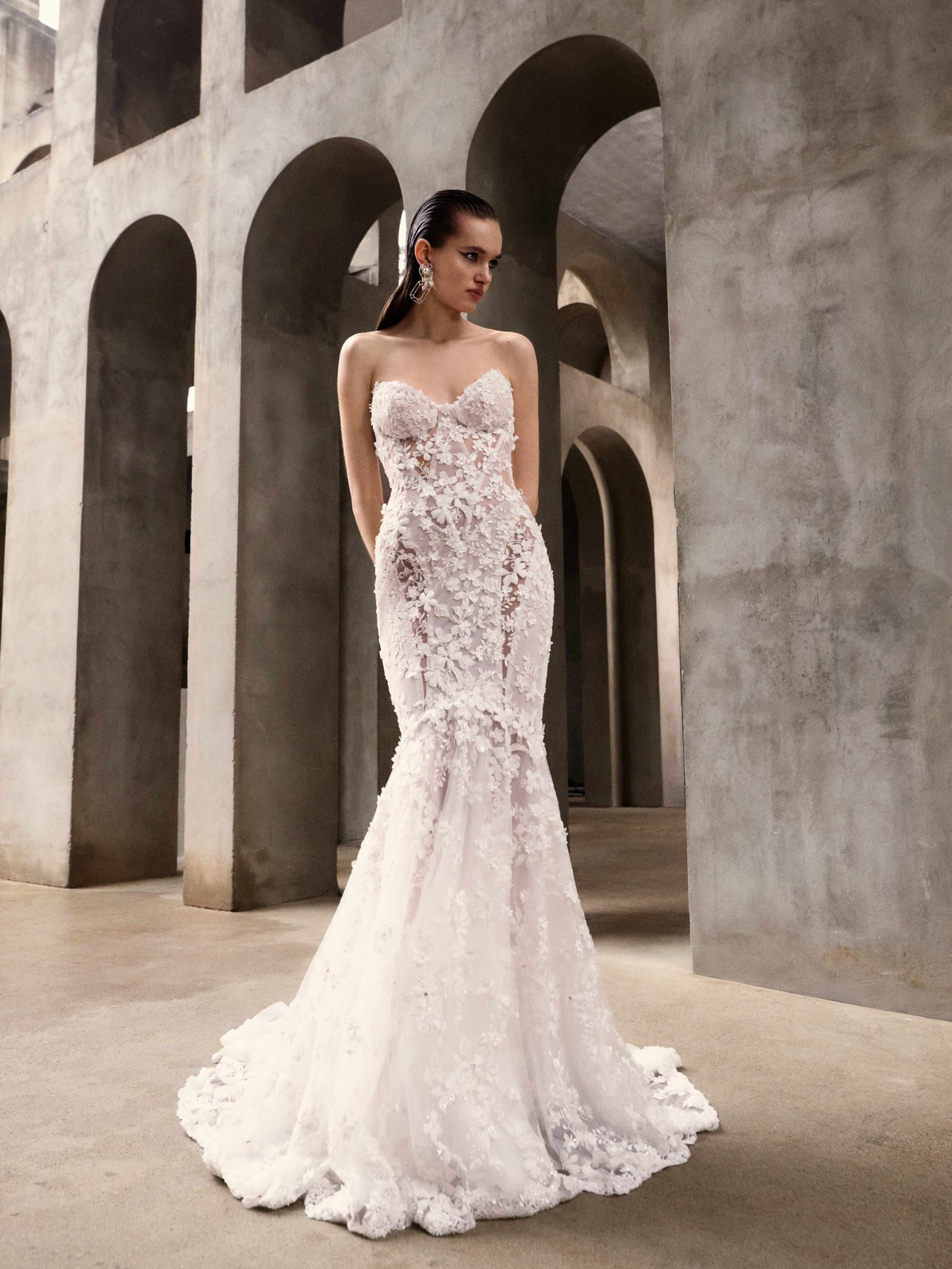 Luxe zeemeermin trouwjurk Lilith van Galia Lahav. Zijaanzicht van de strapless jurk met 3D kant, exclusief bij Bruidshuis Diana.