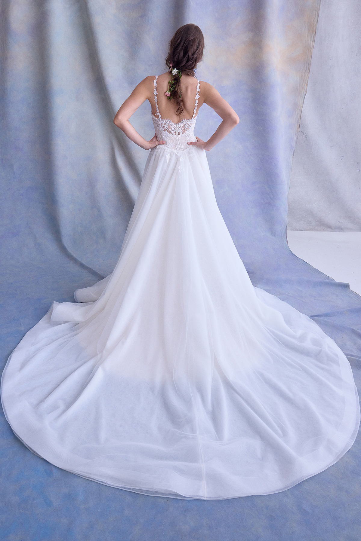 A-lijn trouwjurk FLORESH van Ines di Santo met lage rug. Achteraanzicht van het kanten lijfje en de flowy tule rok.