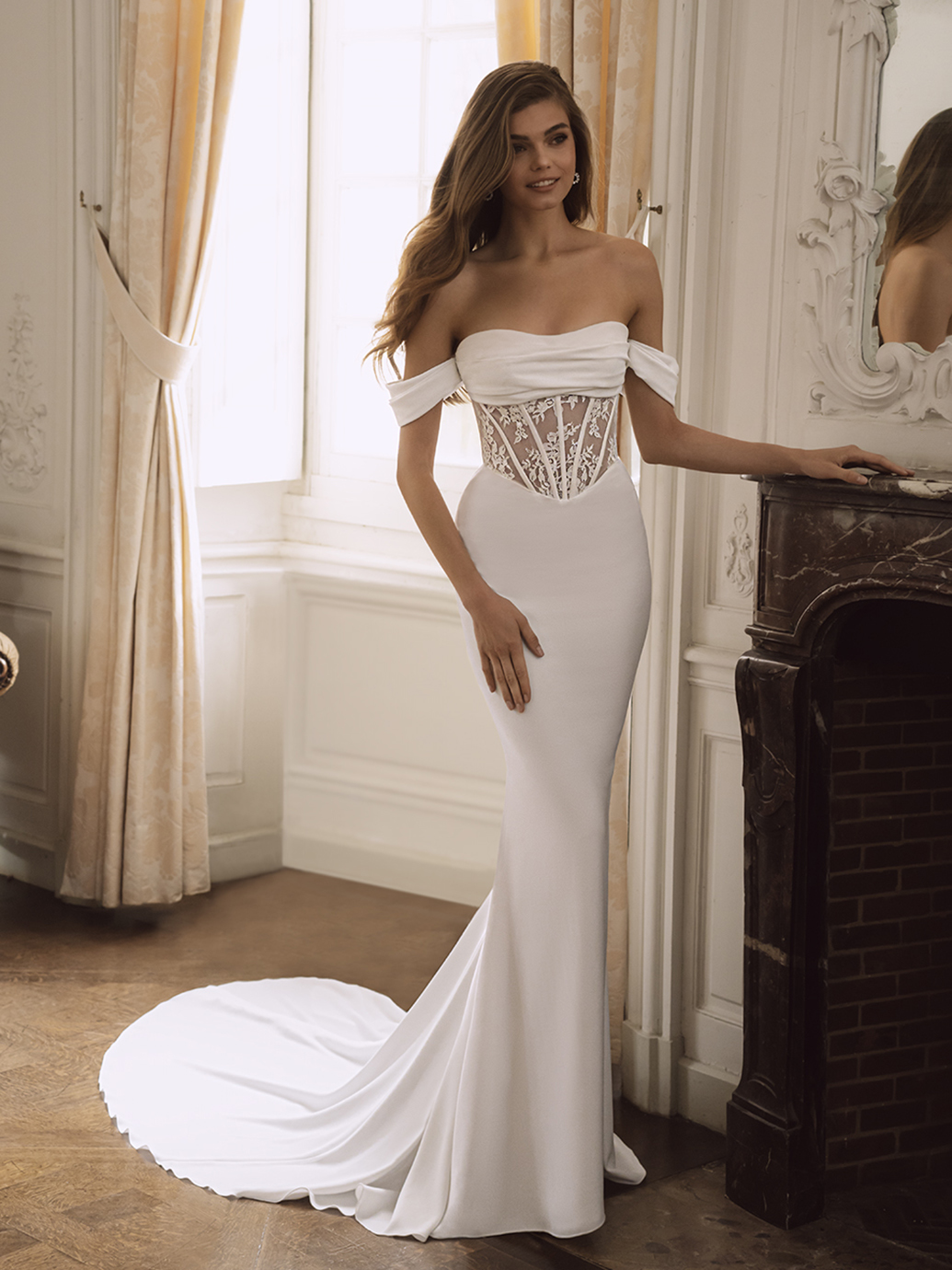 Off-shoulder trouwjurk Florence van Etoile by Enzoani in vooraanzicht, met een see-through korsetlijfje en kant.