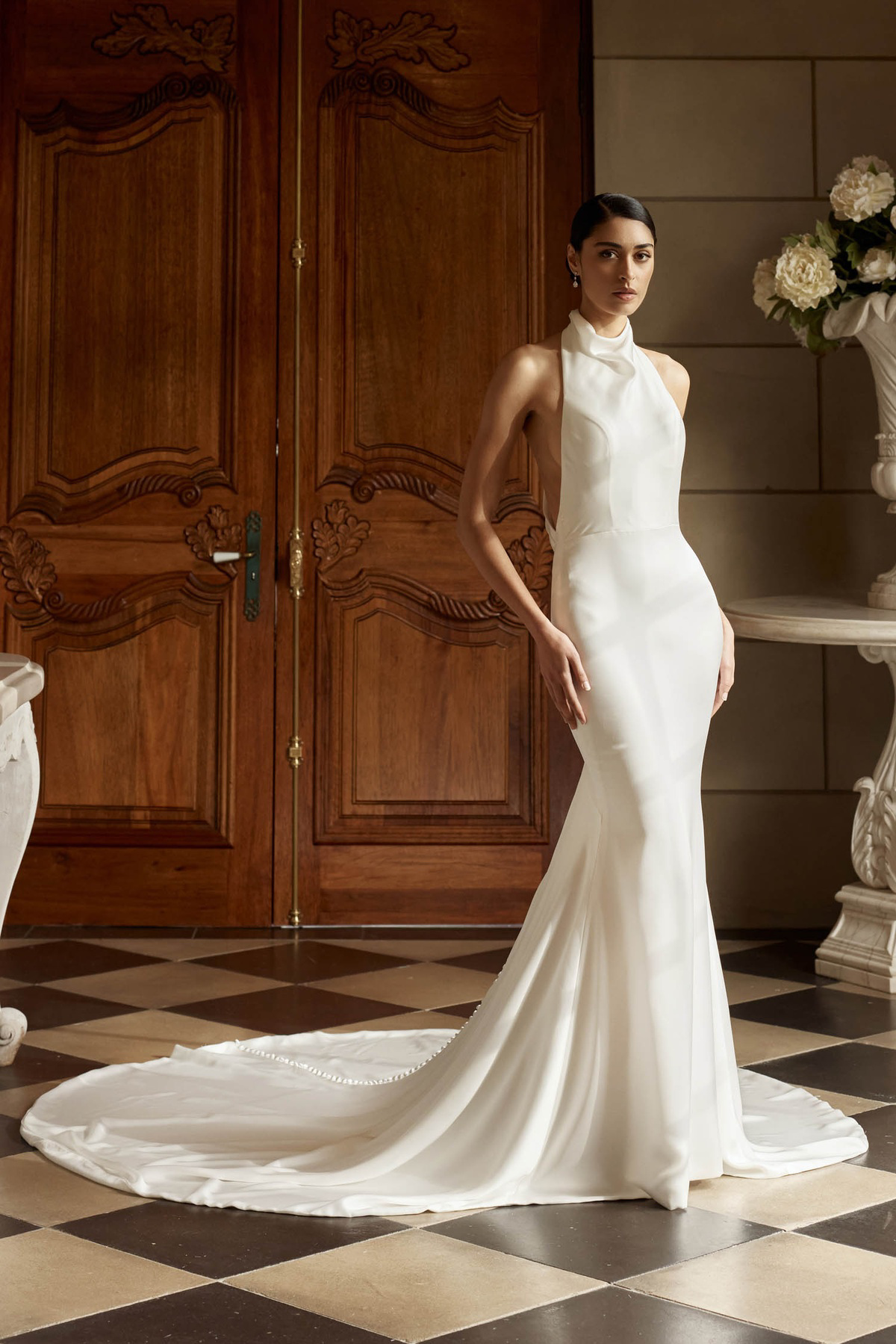 Minimalistische trouwjurk Tokyo van Jeune by Madi Lane, vooraanzicht van de hoge hals. Exclusief bij Bruidshuis Diana.