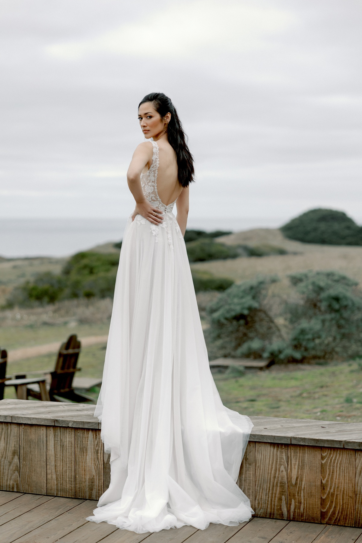 A-lijn trouwjurk met lage rug Adore 11418. Achteraanzicht van het kanten lijfje en de flowy chiffon rok.