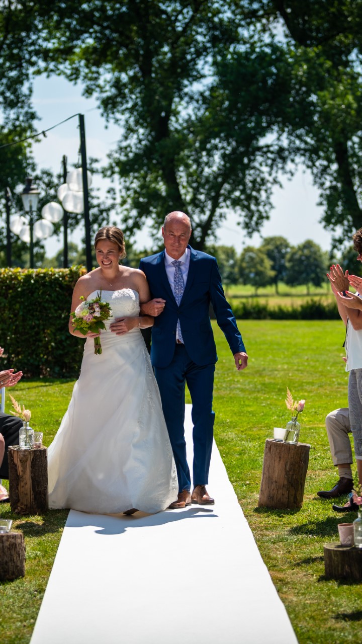 nicole in ladybird trouwjurk