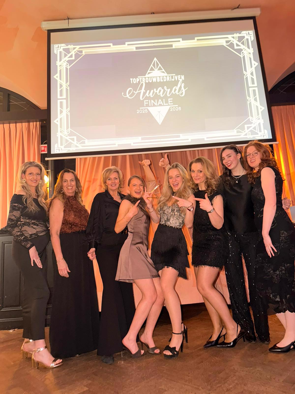 Team van Bruidshuis Diana juicht om het winnen van Award Beste bruidszaak van Nederland 2025/2026