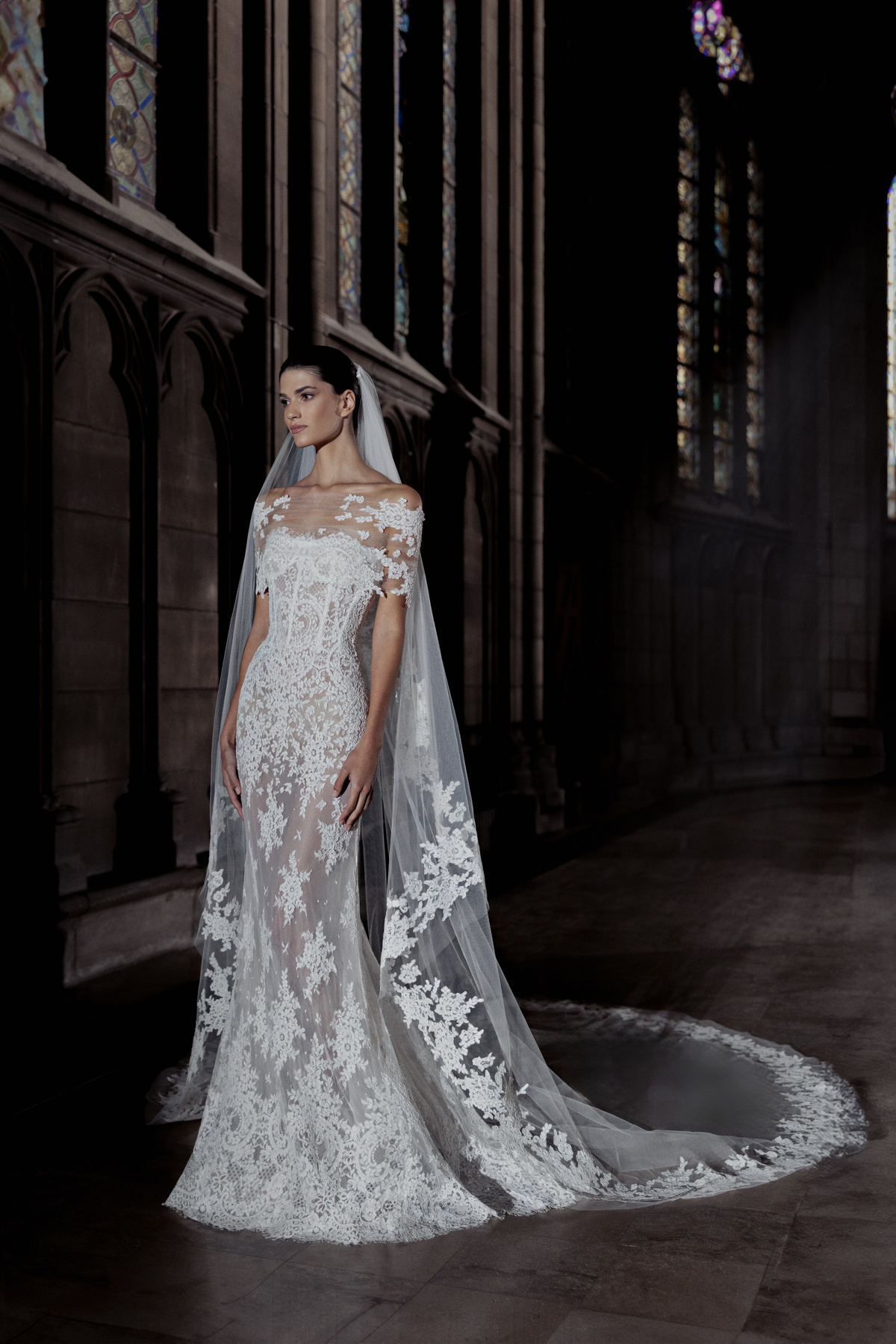 See-through trouwjurk Holly van Zuhair Murad met kant en off-shoulder halslijn, zijaanzicht. Exclusief bij Bruidshuis Diana.