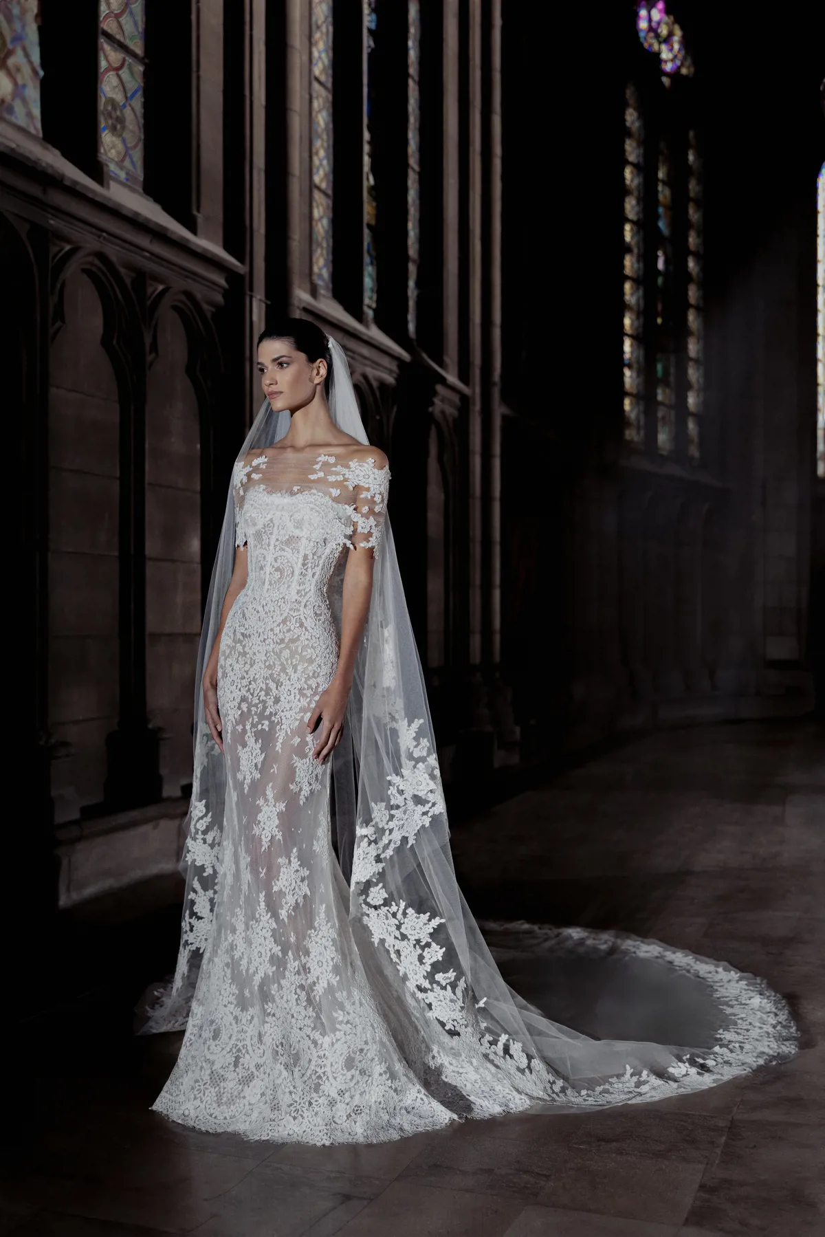 See-through trouwjurk Holly van Zuhair Murad met kant en off-shoulder halslijn, zijaanzicht. Exclusief bij Bruidshuis Diana.