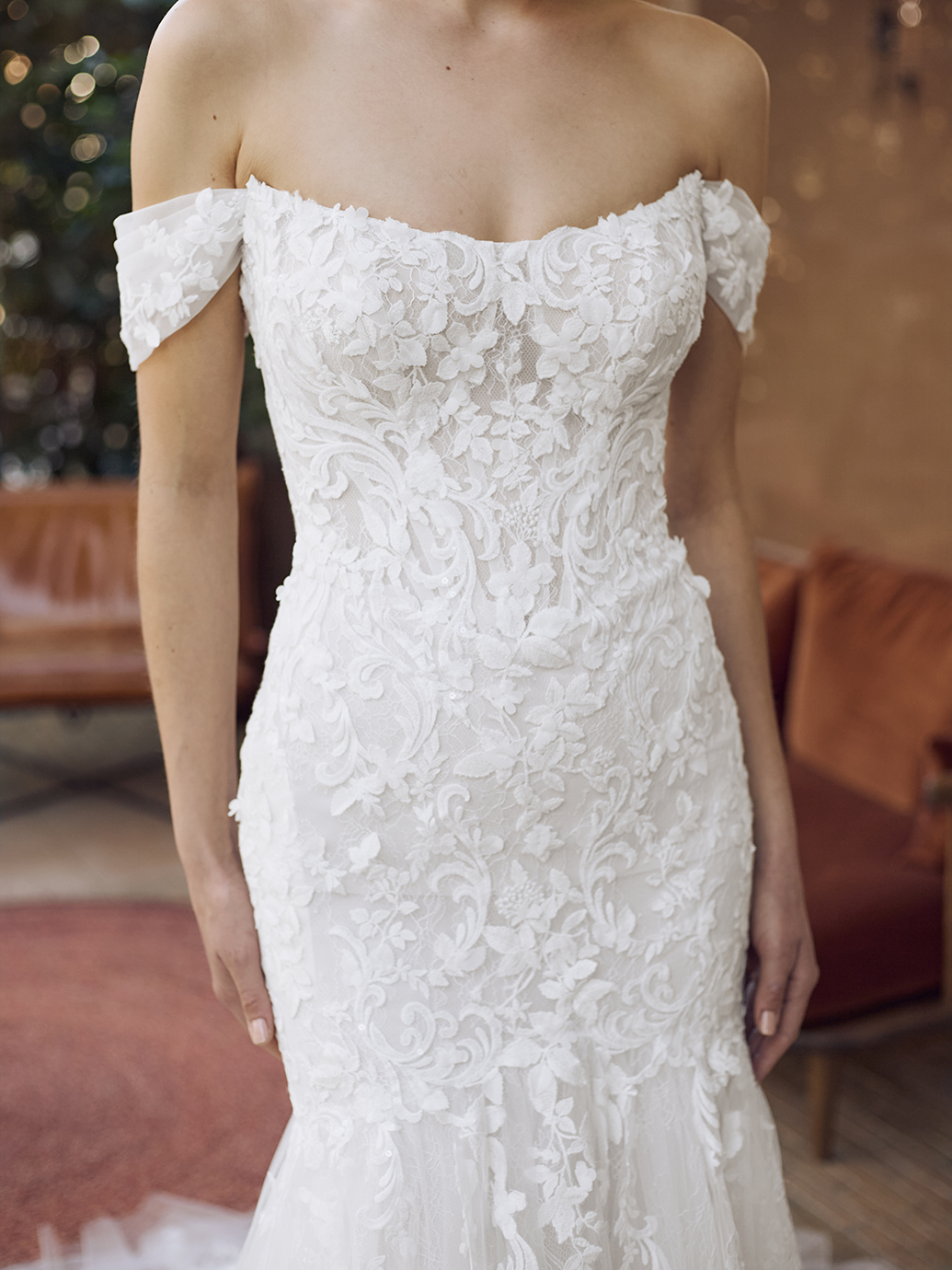 Off-shoulder trouwjurk Georgi van Pronovias met 3D kant. Close-up van het romantische, aangesloten zeemeermin lijfje.
