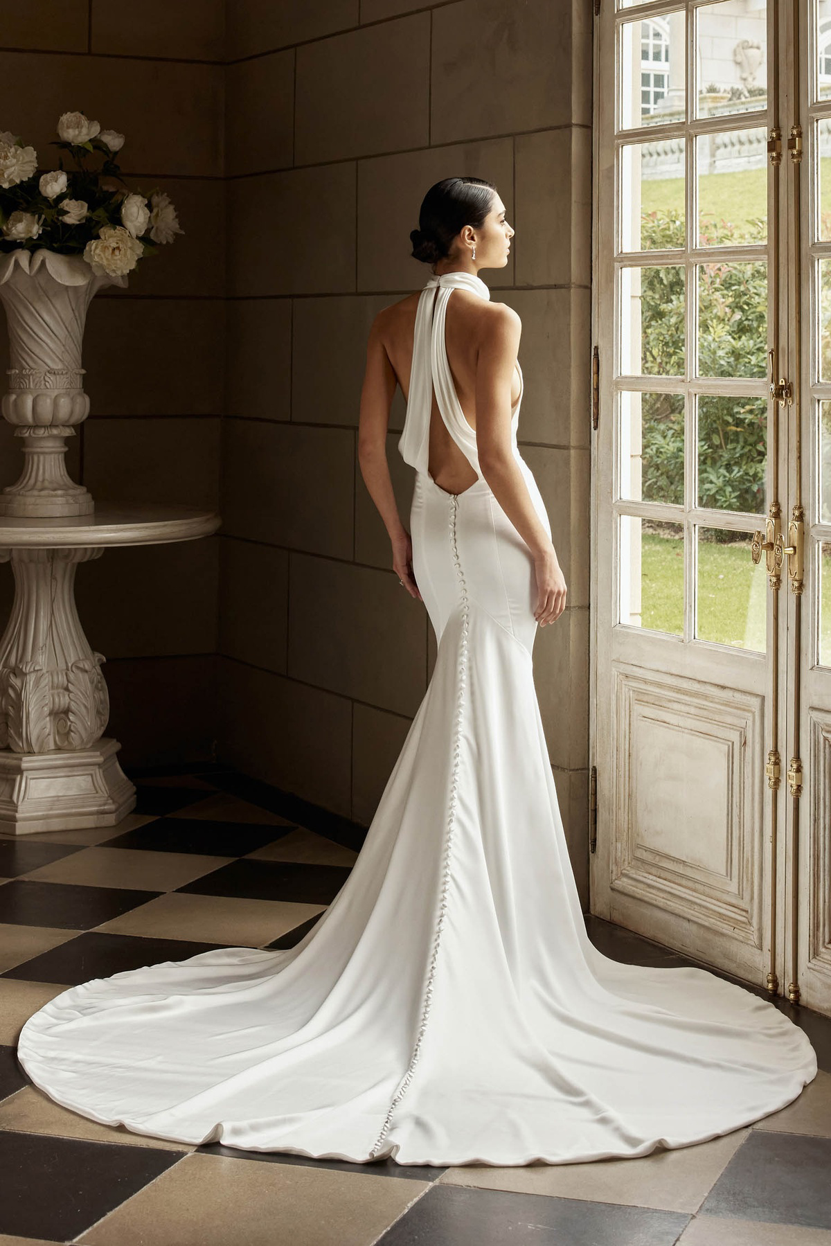 Trouwjurk met lage rug Tokyo van Jeune by Madi Lane. Achteraanzicht van de zeemeermin jurk met halter en picpac knoopjes.