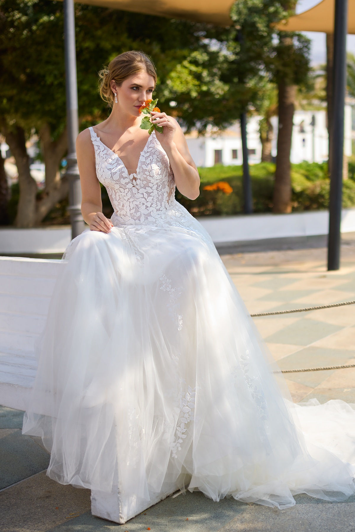 Romantische A-lijn trouwjurk 26222 van Tres chic, vooraanzicht met kanten V-hals en een zachte tule rok.