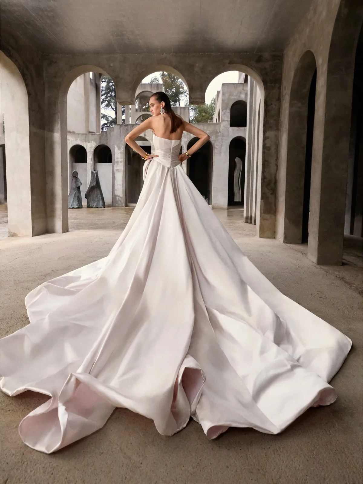 Bruidsjurk Ametista van Galia Lahav achteraanzicht. Strapless A-lijn van satijn met een dramatisch lange sleep en lage rug.
