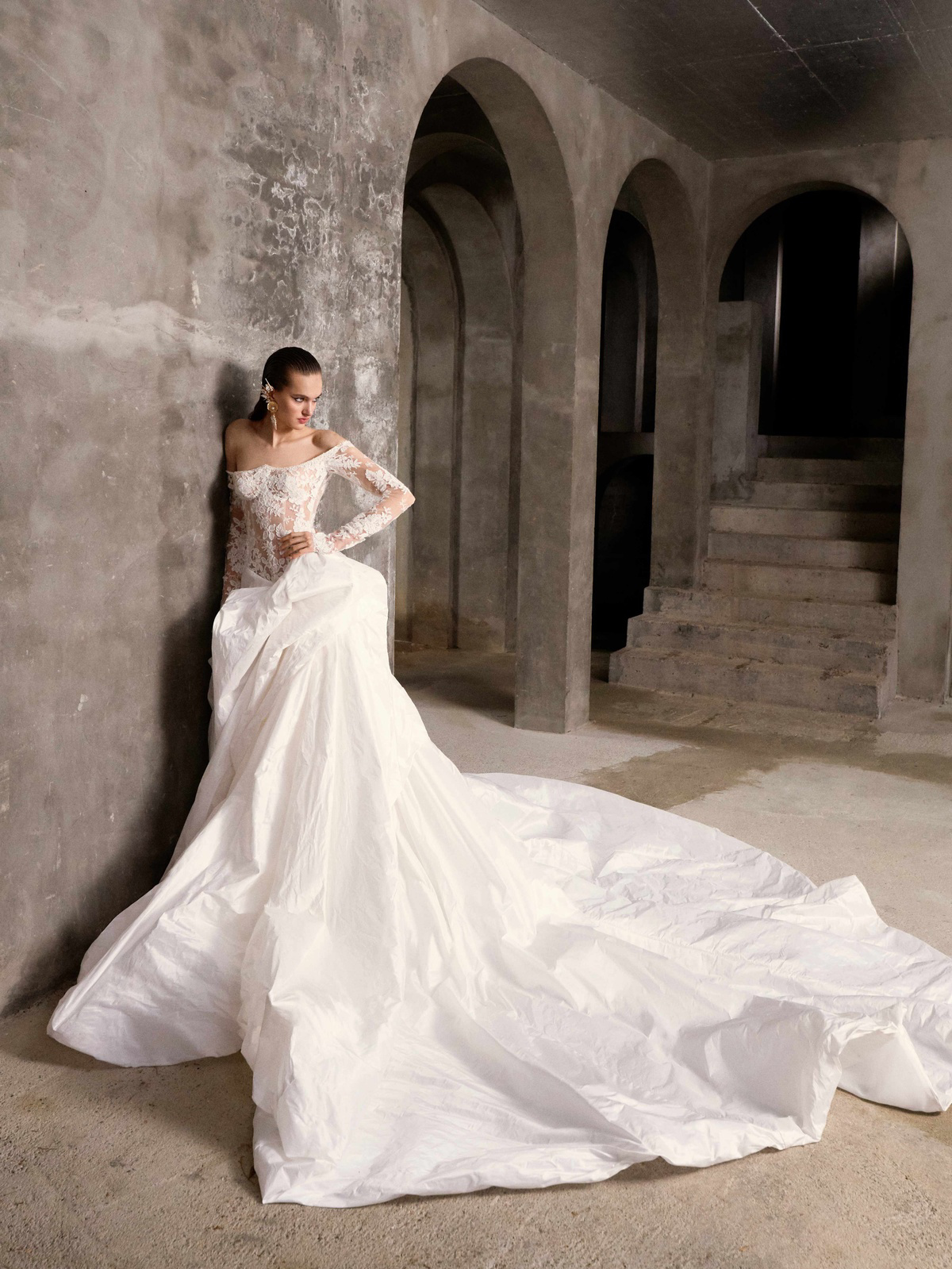 Off-shoulder trouwjurk Leonora van Galia Lahav met see-through kanten top en wijde rok, exclusief bij Bruidshuis Diana.