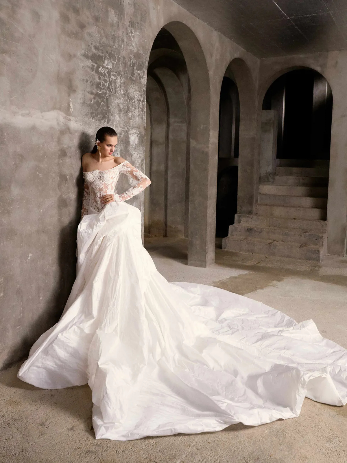 Off-shoulder trouwjurk Leonora van Galia Lahav met see-through kanten top en wijde rok, exclusief bij Bruidshuis Diana.