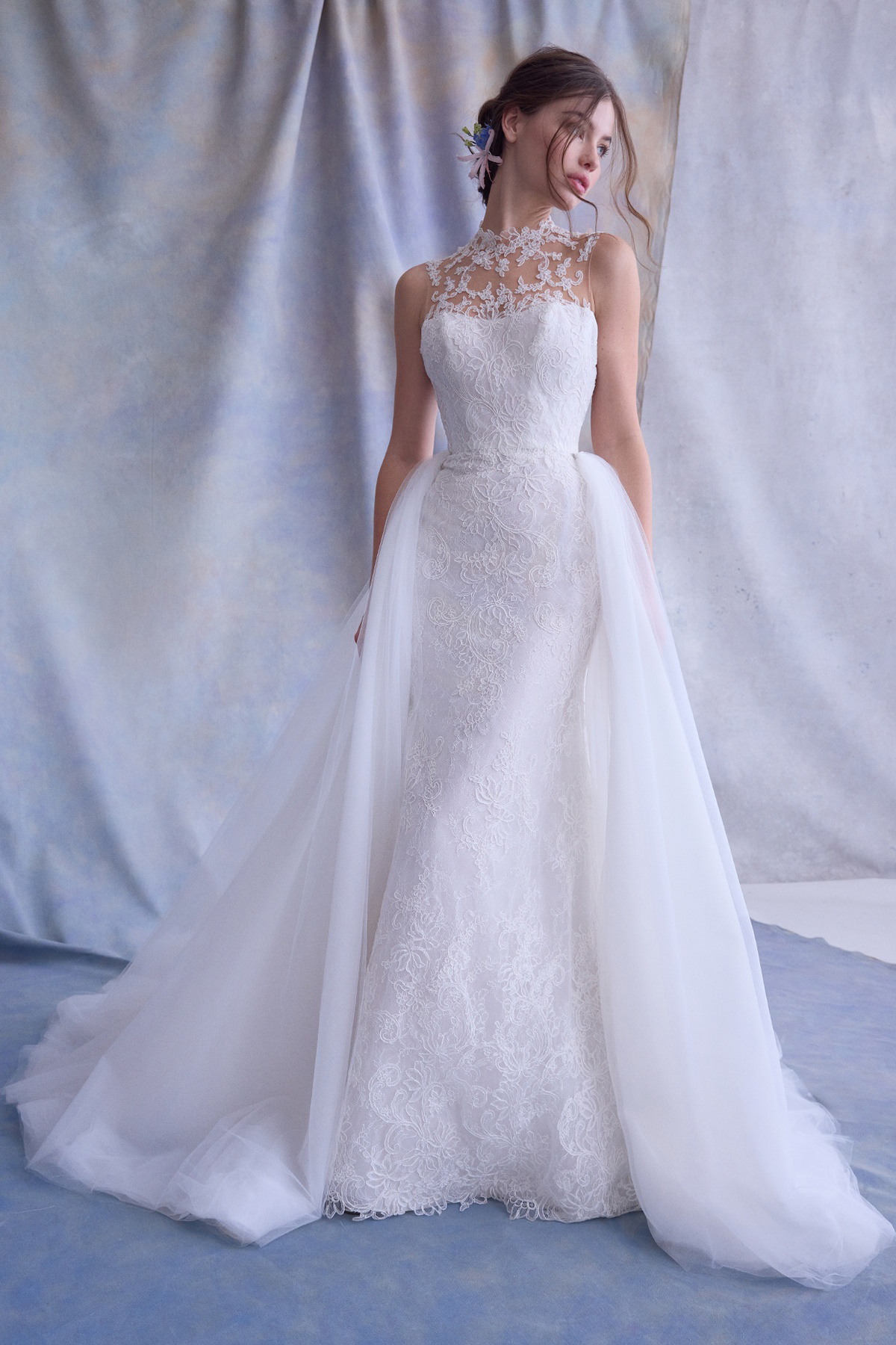 Zeemeermin trouwjurk met kant MOANA van Ines di Santo, vooraanzicht met hoge hals en overrok. Exclusief bij Bruidshuis Diana.