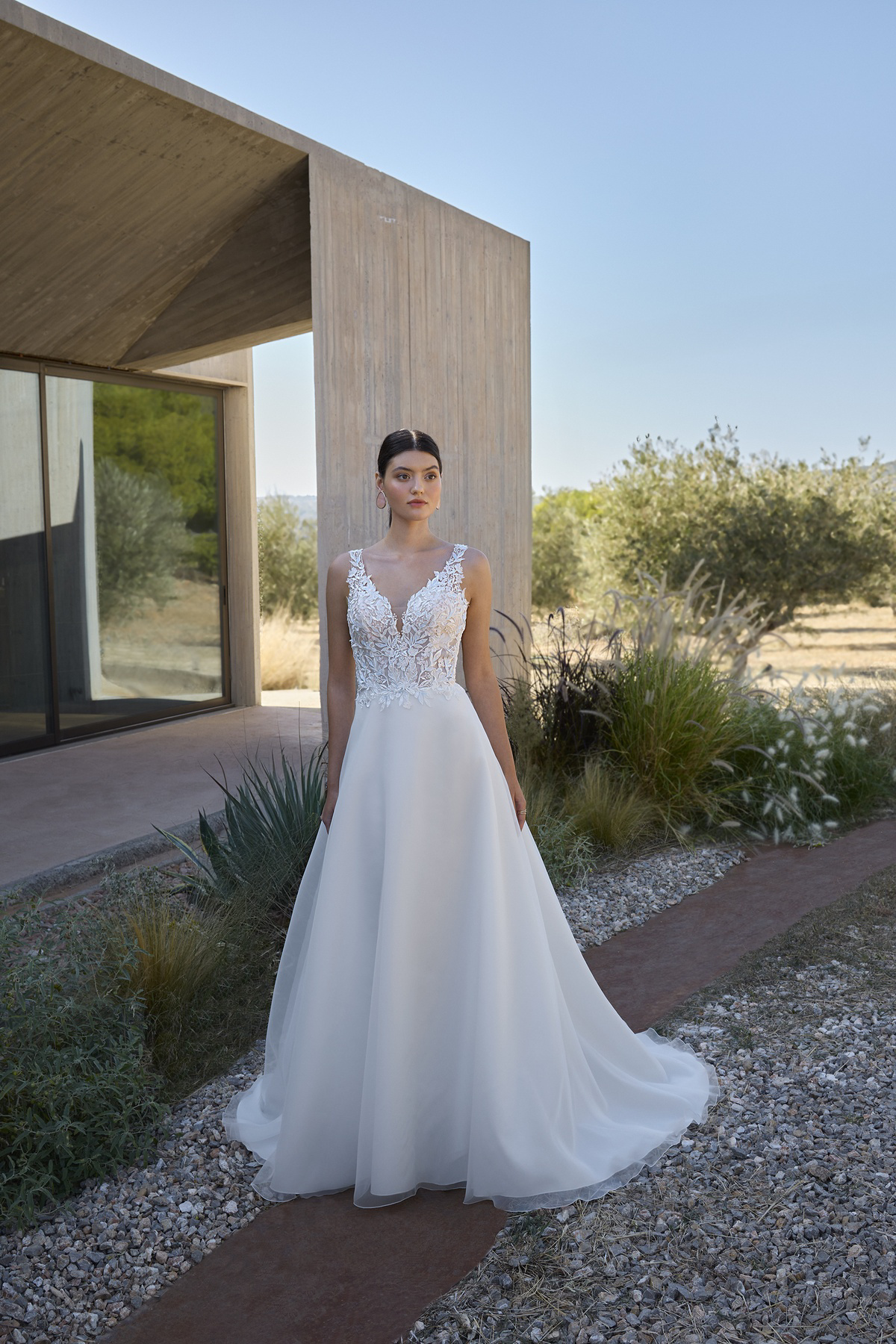 A-lijn trouwjurk L1174 van Orea sposa met see-through kanten lijfje en V-hals. Vooraanzicht van de bruidsjurk.