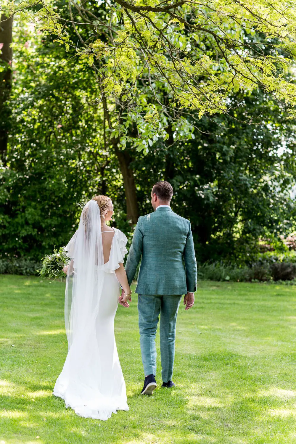 Nienke in trouwjurk van achteren