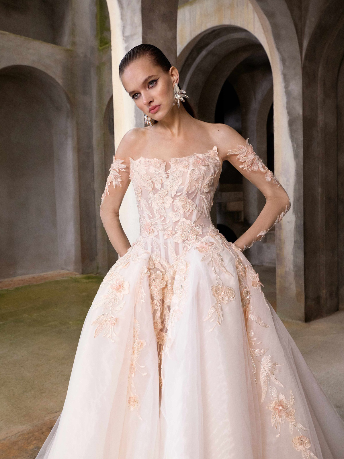 Blush trouwjurk Venezia van Galia Lahav met off-shoulder en 3D kant, vooraanzicht, exclusief bij Bruidshuis Diana.