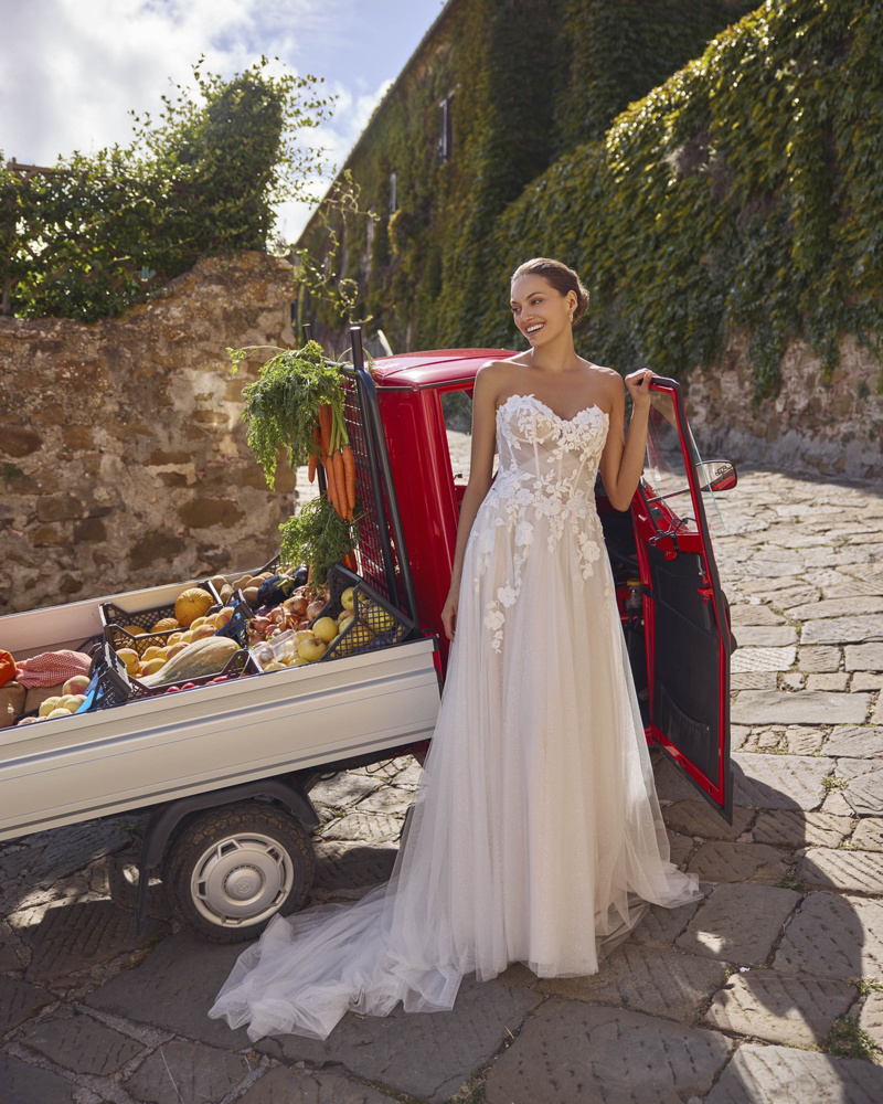 A-lijn trouwjurk Geralyn van Modeca met strapless kanten lijfje en een flowy tule rok met glitter. Vooraanzicht.