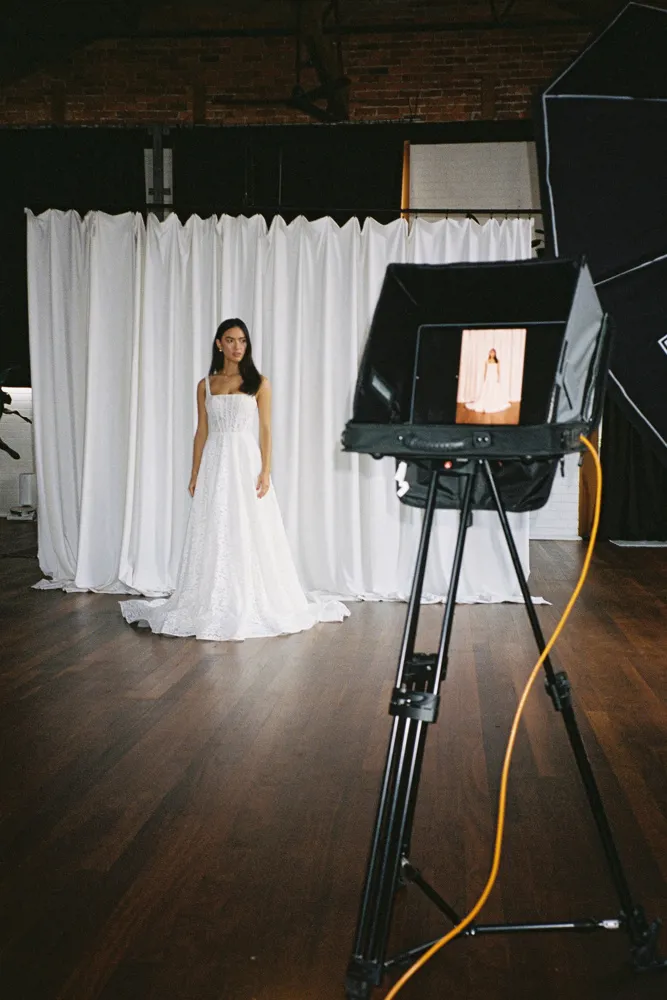 A-lijn trouwjurk 23092 van Cizzy Bridal met vierkante halslijn en glitter tule. Vooraanzicht van de moderne bruidsjurk.