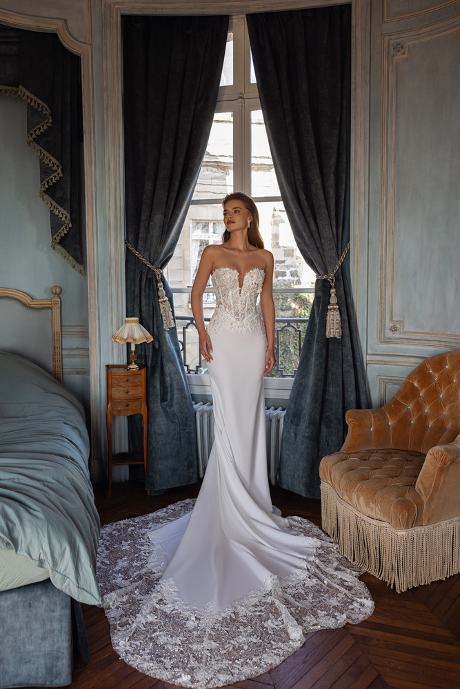 Strapless zeemeermin trouwjurk Menta van Pronovias. Vooraanzicht met see-through korsetlijfje en een lange, kanten sleep.