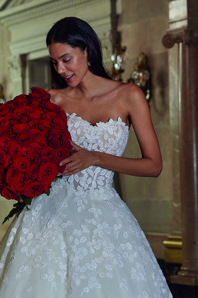 Kanten trouwjurk DP546 van Demetrios Platinum. Close-up van het strapless sweetheart lijfje met bladmotief en glitters.