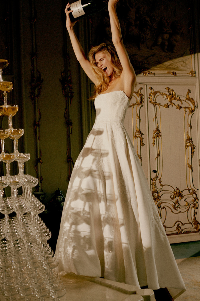 Strapless A-lijn trouwjurk Jordan van Justin Alexander. Vooraanzicht van de bruidsjurk met geborduurd lijfje en wijde rok.