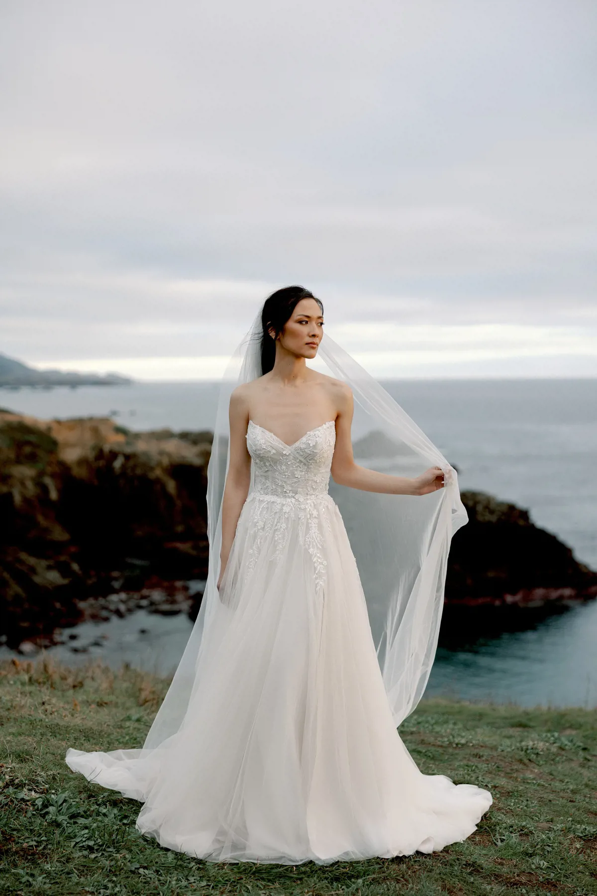 A-lijn trouwjurk 11424 van Adore met kanten sweetheart lijfje. Zijaanzicht van de romantische bruidsjurk met flowy tule rok.