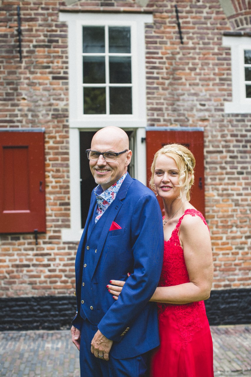 Elevijn in rode trouwjurk