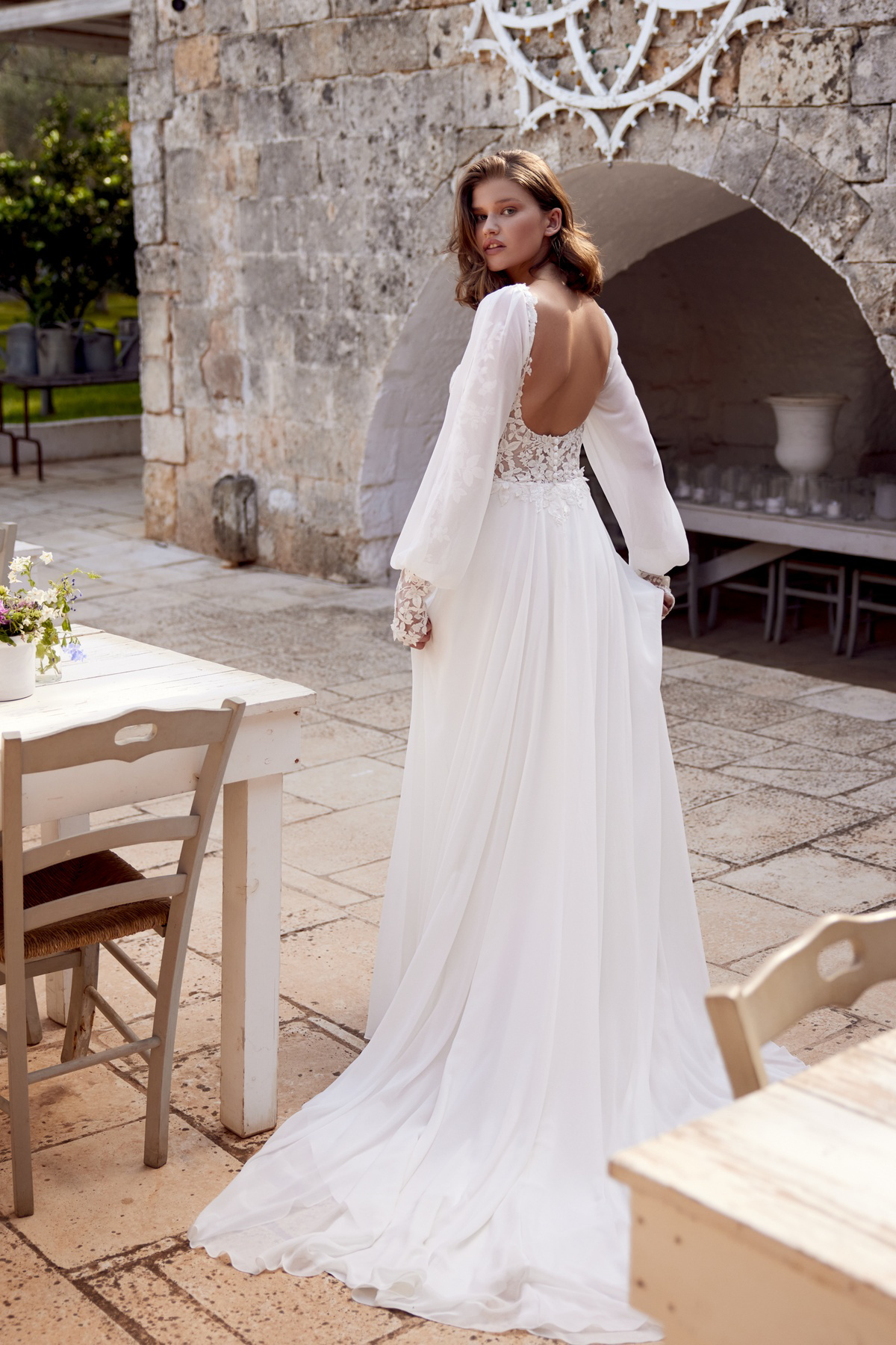 A-lijn trouwjurk 66391 van Lillian West. Achteraanzicht van de bohemian jurk met diepe open rug en lange chiffon mouwen.