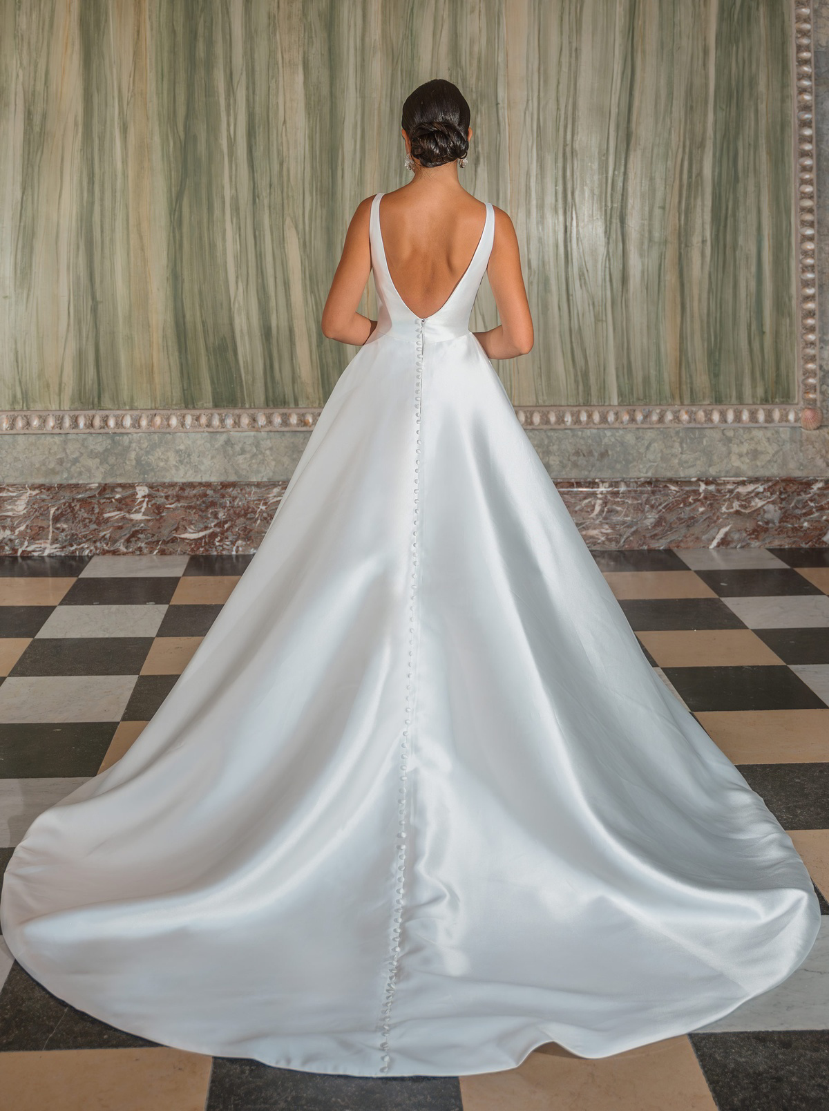 A-lijn satijnen trouwjurk 50918 Diane Legrand met lage rug. Achteraanzicht van de bruidsjurk met lange sleep & knoopjes.