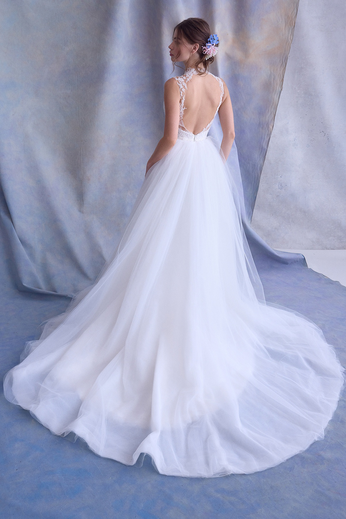 A-lijn trouwjurk met lage rug MOANA van Ines di Santo. Achteraanzicht van de romantische bruidsjurk met tule rok en kant.