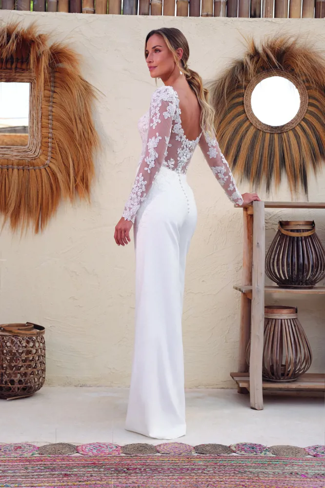 Bruidsjumpsuit Annelou van Azuree met kanten top en lage rug. Zijaanzicht van dit moderne trouwpak met lange mouwen.