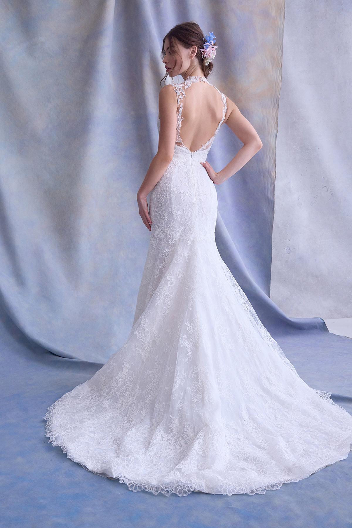 Kanten zeemeermin trouwjurk MOANA van Ines di Santo met diepe open rug. Achteraanzicht van de jurk en kanten sleep.