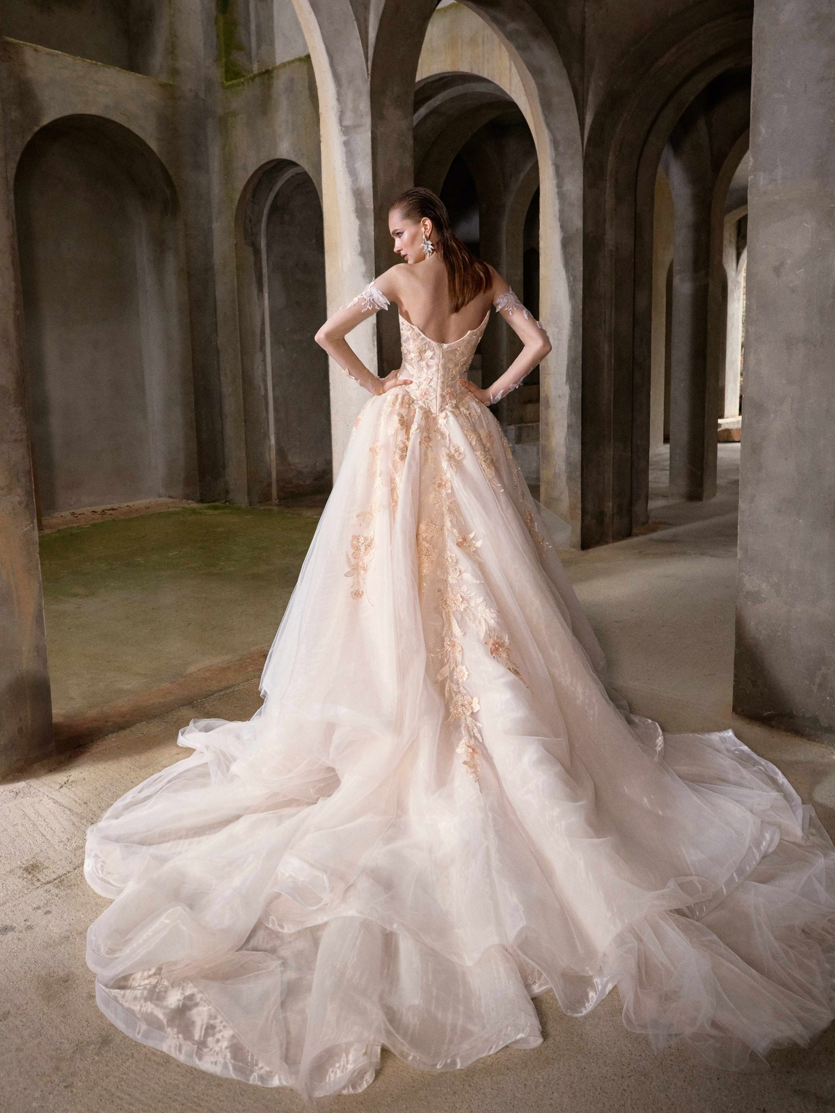 Prinsessen trouwjurk Venezia van Galia Lahav in blush. Achteraanzicht van de lage rug, off-shoulder mouwtjes en lange sleep.