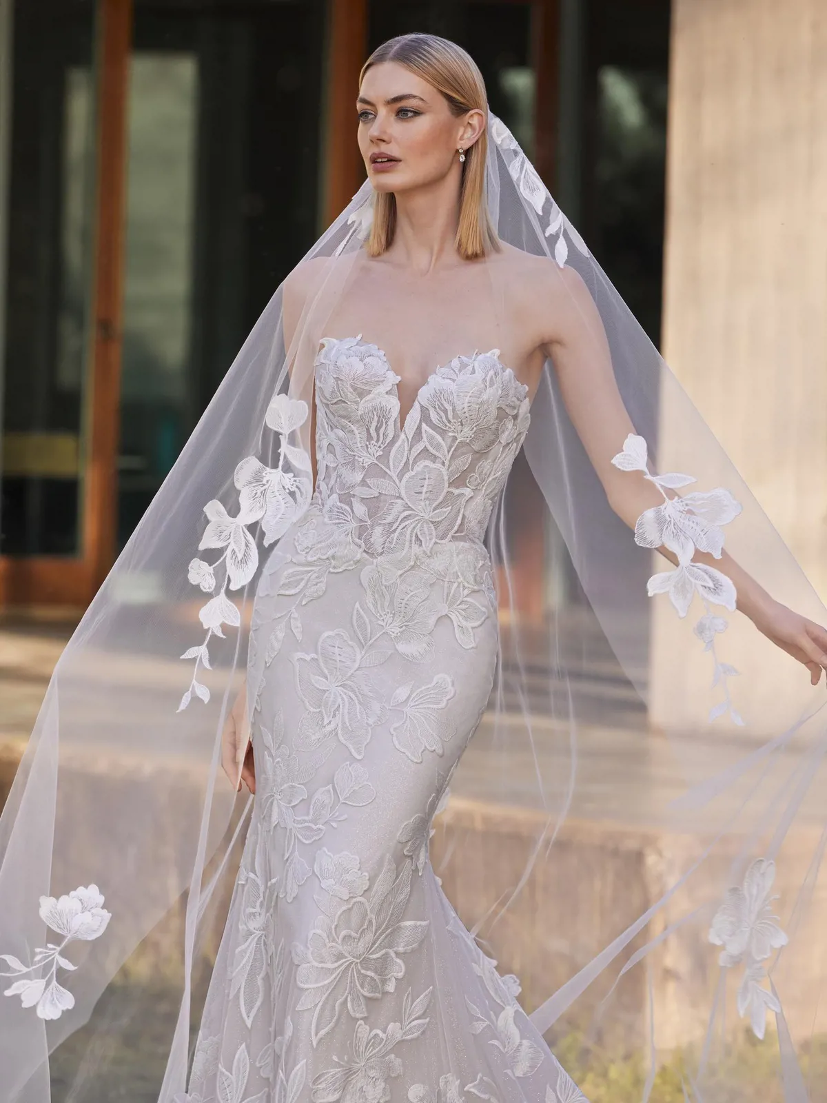 Zeemeermin trouwjurk Yai van Pronovias in vooraanzicht, met see-through korsetlijfje en 3D bloemenkant.