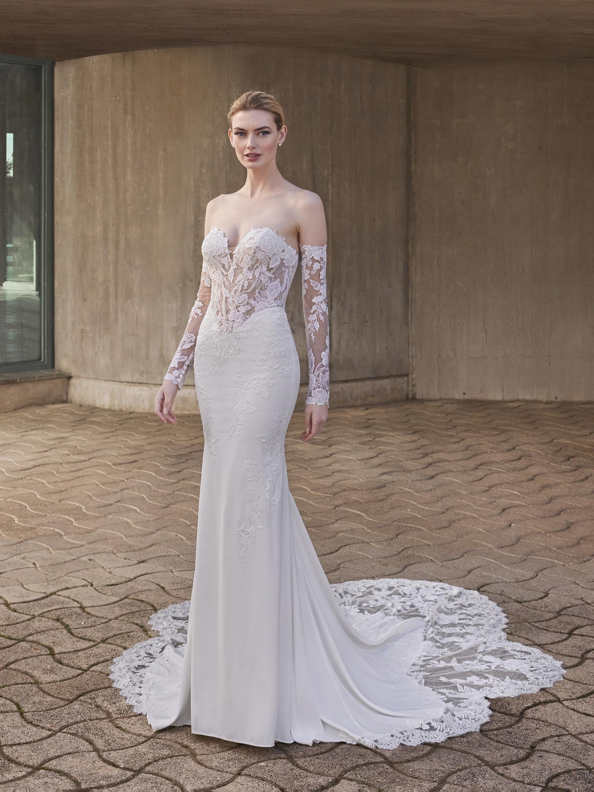Trouwjurk zeemeermin Anok van Pronovias. Vooraanzicht met see-through korsetlijfje, baleinen en losse kanten mouwen.