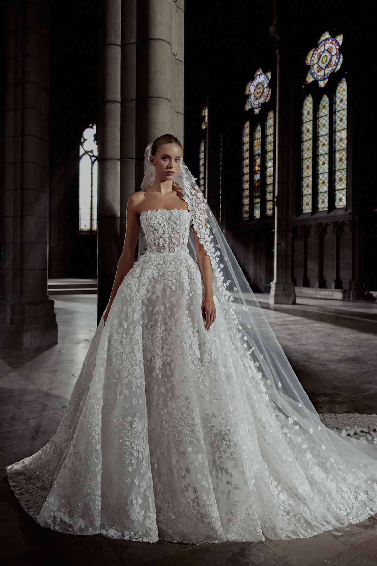 Trouwjurk met 3D kant Helena van Zuhair Murad. Vooraanzicht van de strapless prinsessenjurk, exclusief bij Bruidshuis Diana.