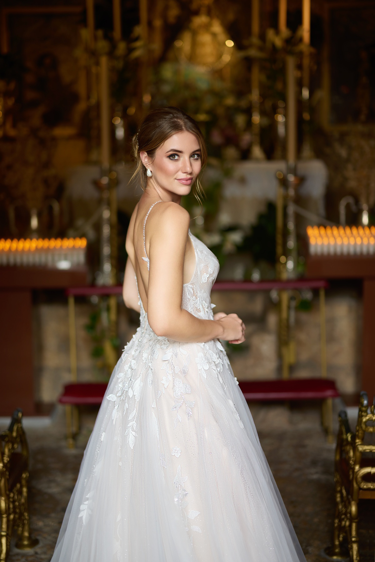 A-lijn trouwjurk 26217 van Tres chic met lage rug en glitter tule. Zijaanzicht met 3D kanten applicaties.