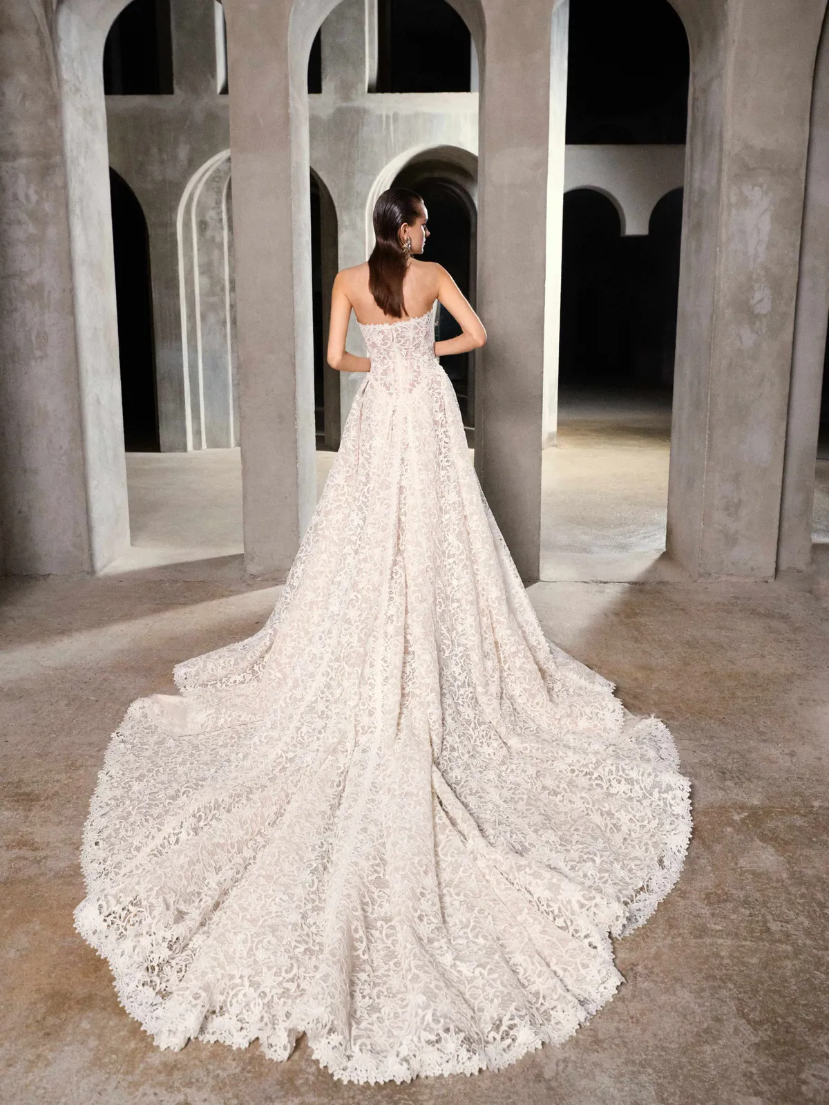 Trouwjurk met kant Midnight van Galia Lahav. Achteraanzicht van de strapless A-lijn jurk met spectaculaire lange sleep.